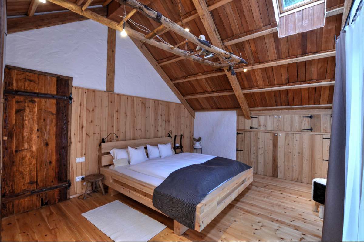 BienenAlm - Luxury chalet - bed made from swiss pine - healthy sleep